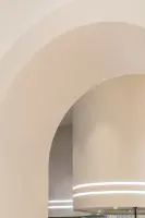 중첩 아치와 라운드 천장의 미니멀 뷰티샵 공간